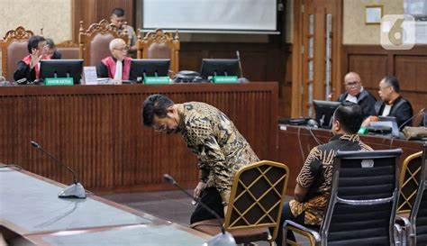 SYL, yang dituntut 12 tahun penjara, memprotes keras. Ia menilai jaksa tidak mempertimbangkan pencapaiannya dalam menghadapi krisis pangan selama pandemi COVID-19.