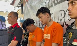 Kakak adik yang menjadi tersangka dalam pengrekrutan selebgram yang mempromosikan judi online.