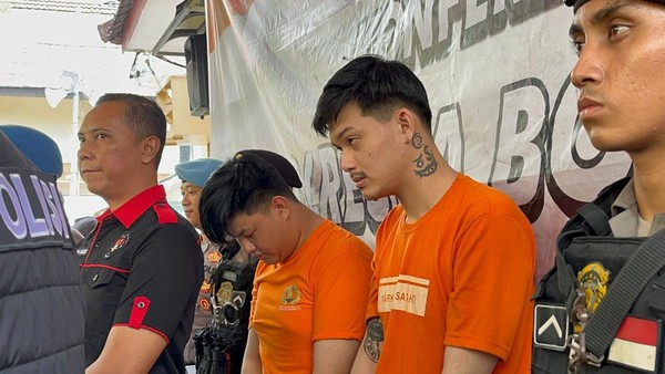 Kakak adik yang menjadi tersangka dalam pengrekrutan selebgram yang mempromosikan judi online.
