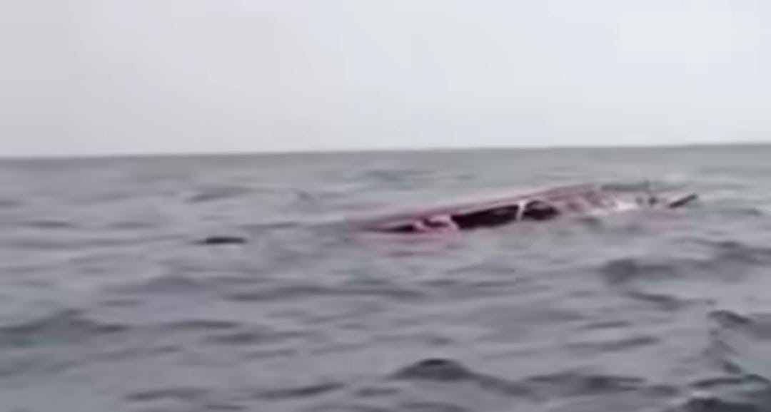 kapal wisata boat jenis Dolphin yang tenggelam di perairan Pulau Situngkus dan Pulau Mursala, Kecamatan Tapian Nauli, Kabupaten Tapanuli Tengah, Sumatera Utara.