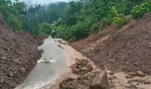 Akses Jalan Poros Pendopo-Tebing Tinggi, Sumatera Selatan Sudah Dibuka Setelah Dibersihkan Alat Berat