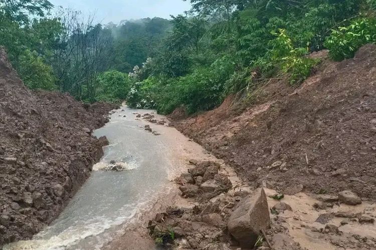 Akses Jalan Poros Pendopo-Tebing Tinggi, Sumatera Selatan Sudah Dibuka Setelah Dibersihkan Alat Berat