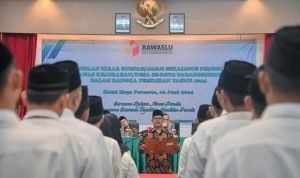 Salah satu Ketua Panwascam saat mengambil sumpah/janji 79 PKD se-Kota Padangsidimpuan di Emerald Hall Mega Permata Hotel Padangsidimpuan, Minggu (2/6-24). Foto : BP/Ist