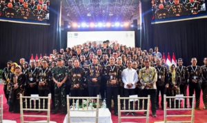 Seluruh peserta Apeksi ke-XVII foto bersama dengan Presiden RI Ir H Joko Widodo usai pembukaan Rakernas Apeksi di Kota Balik Papan Provinsi Kaltim, Selasa (4/6-24). Foto : BP/Ist