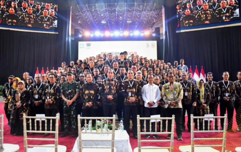 Seluruh peserta Apeksi ke-XVII foto bersama dengan Presiden RI Ir H Joko Widodo usai pembukaan Rakernas Apeksi di Kota Balik Papan Provinsi Kaltim, Selasa (4/6-24). Foto : BP/Ist