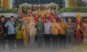 Plt Sekdako Padangsidimpuan, Roni Gunawan Rambe, foto bersama dengan peserta Karnaval Budaya Nusantara di Rakernas Apeksi ke-XVII Kota Balikpapan, Rabu (5/6-24) malam. Foto : BP/Ist