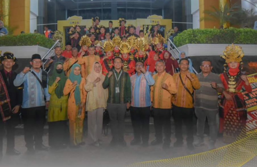 Plt Sekdako Padangsidimpuan, Roni Gunawan Rambe, foto bersama dengan peserta Karnaval Budaya Nusantara di Rakernas Apeksi ke-XVII Kota Balikpapan, Rabu (5/6-24) malam. Foto : BP/Ist