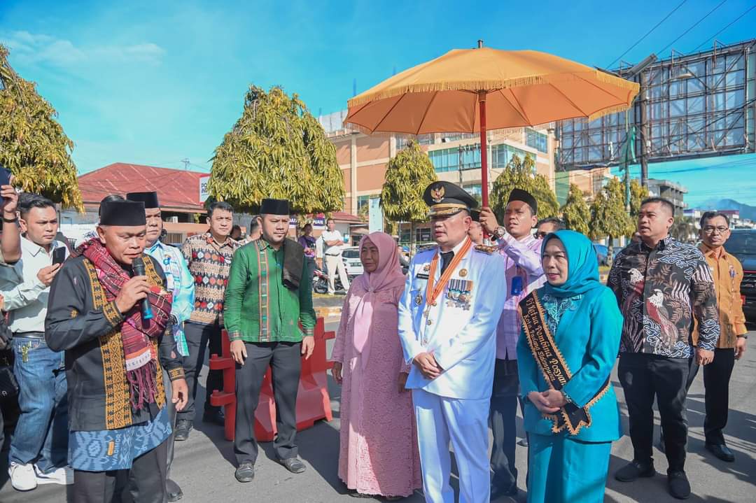 Pj Wali Kota Padangsidimpuan H Timur Tumanggor saat disambut secara Adat Angkola memasuki Rumah Dinas Pj Wali Kota, Jum'at (21/6-24). Foto : BP/Ist