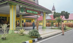 Pj Wali Kota Padangsidimpuan H Timur Tumanggor saat memimpin Apel Pagi Gabungan ASN secara perdana, Senin (24/6-24). Foto : BP/Ist