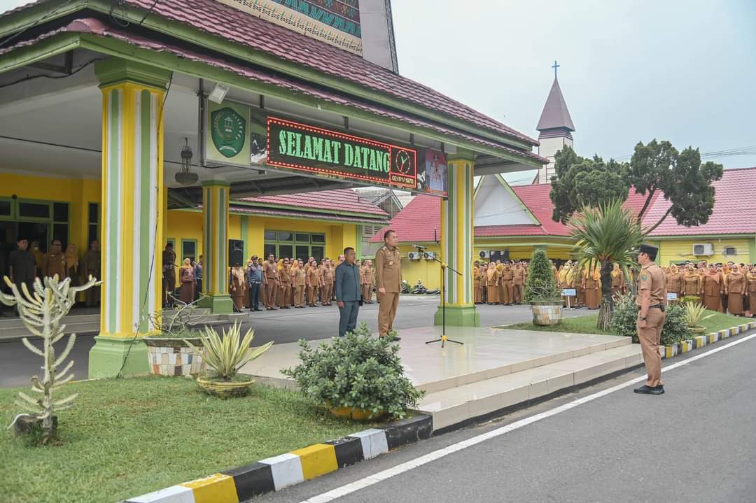 Pj Wali Kota Padangsidimpuan H Timur Tumanggor saat memimpin Apel Pagi Gabungan ASN secara perdana, Senin (24/6-24). Foto : BP/Ist