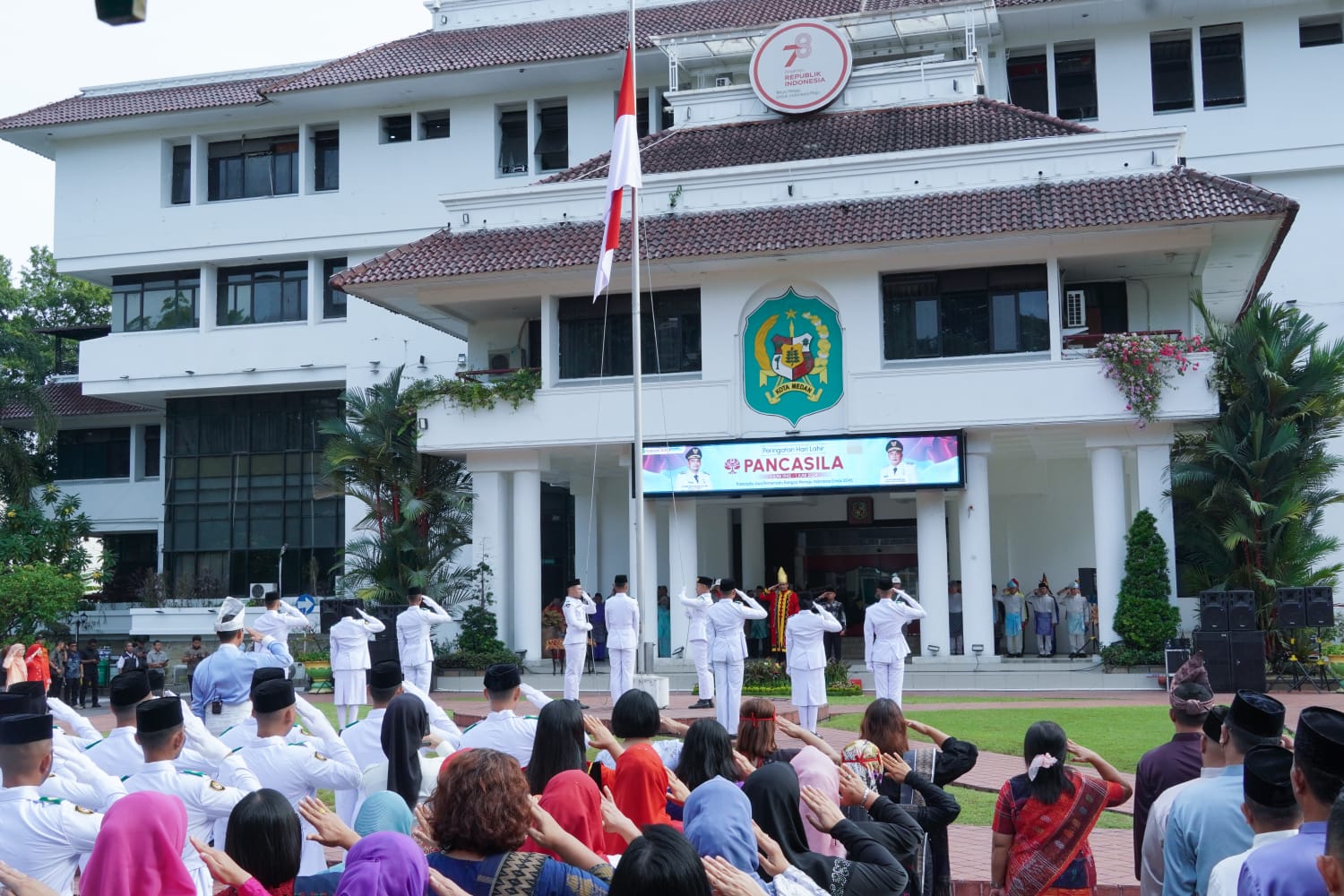 Wali Kota Medan Bobby Nasution pimpin Upacara Hari Lahir Pancasila di halaman Balai Kota Medan, Sabtu (1/6/2024). BP/erwan