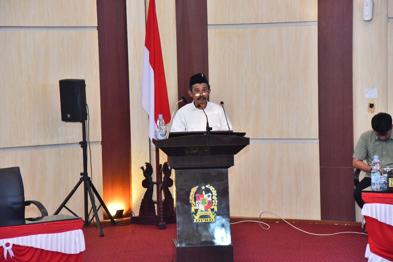 Fraksi PDIP DPRD Medan saat membacakan pendapatnya saat rapat Paripurna. BP/erwan