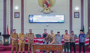 Wali Kota Medan Bobby Nasution menandatangani Ranperda di DPRD Medan. BP/erwan