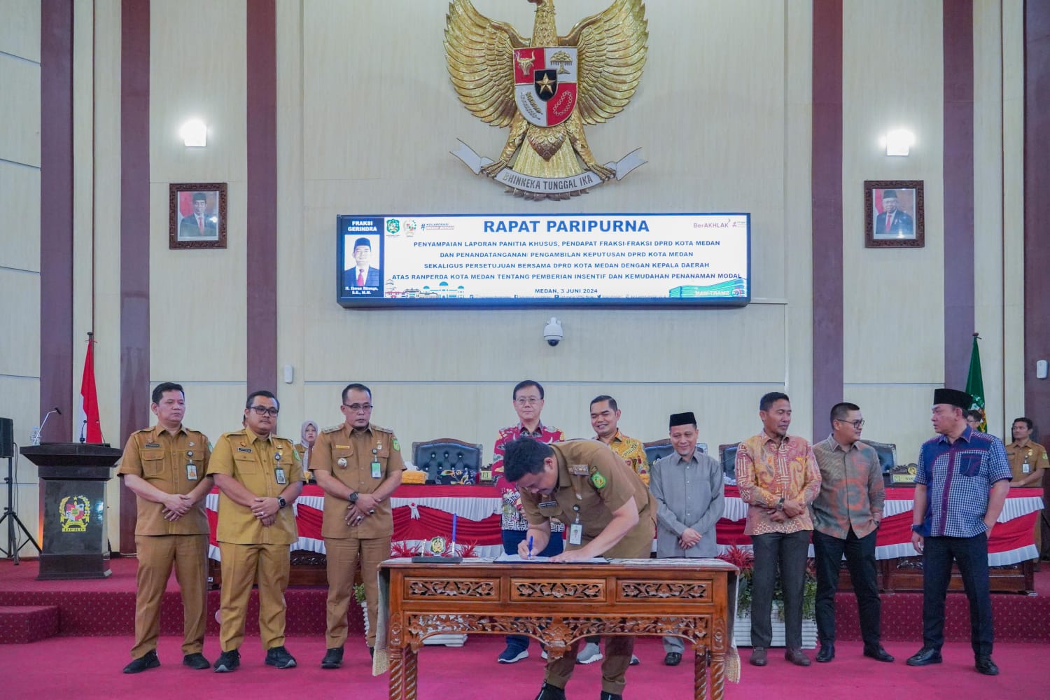 Wali Kota Medan Bobby Nasution menandatangani Ranperda di DPRD Medan. BP/erwan