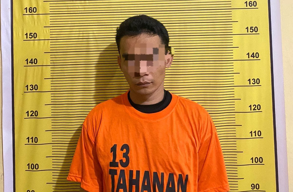pelaku yang diamankan petugas kepolisian.