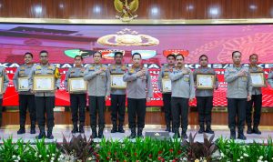 Kapolres Batubara menerima piagam penghargaan Terbaik ke 2 se Indonesia dalam hal capaian nilai Indikator Kinerja Pelaksanaan Anggaran T.A. 2023 Tingkat Satuan Kerja (Satker) kategori Pagu Sedang Lingkup Polri.(Istimewa).