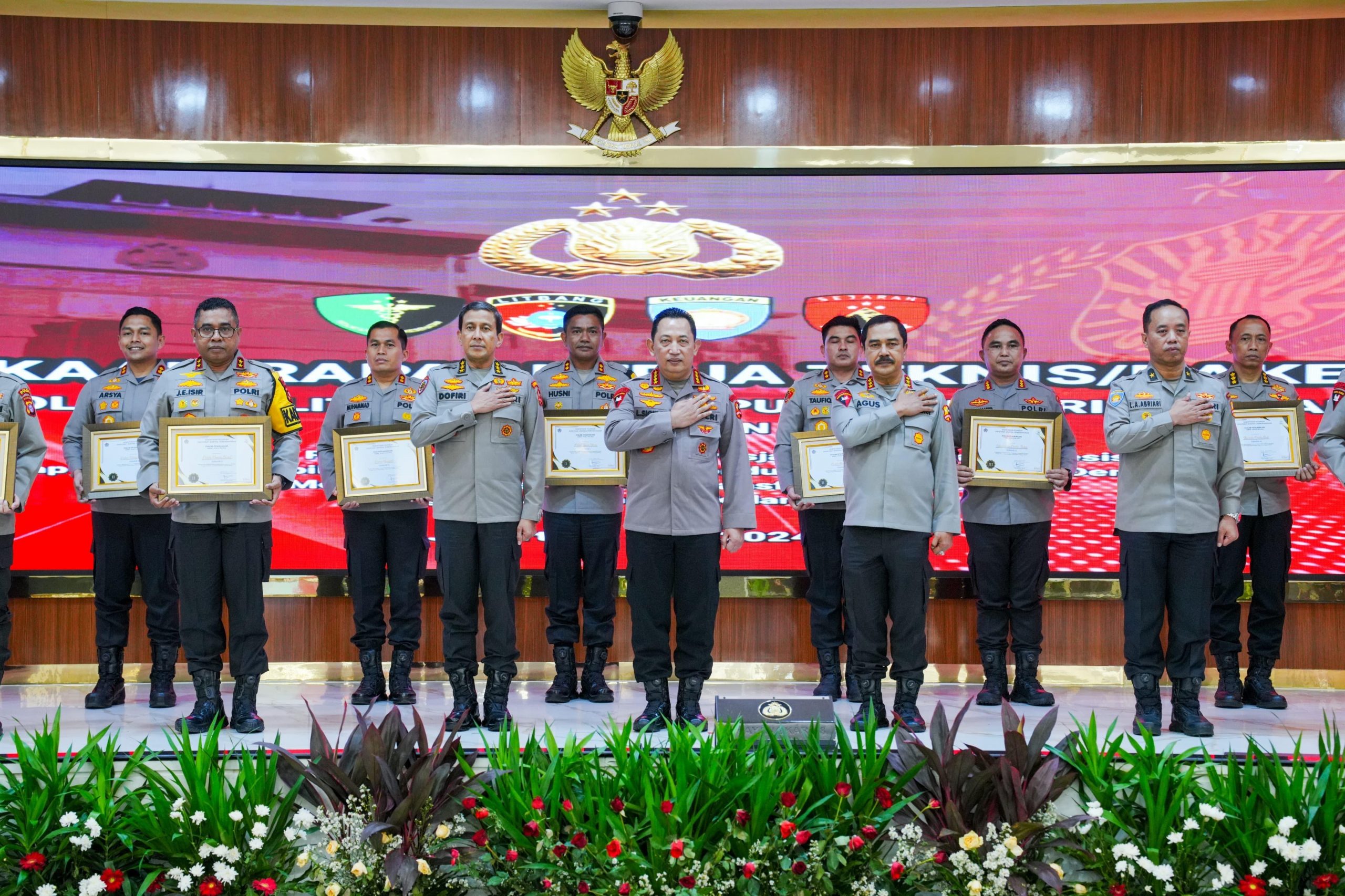 Kapolres Batubara menerima piagam penghargaan Terbaik ke 2 se Indonesia dalam hal capaian nilai Indikator Kinerja Pelaksanaan Anggaran T.A. 2023 Tingkat Satuan Kerja (Satker) kategori Pagu Sedang Lingkup Polri.(Istimewa).