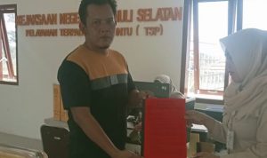 Proyek Irigasi yang dikerjakan dengan dana APBD Tapsel TA 2023 saat diadukan Korwil Tabagsel LSM Gerakan Anti Korupsi Indonesia ke Kejari Tapsel. Selasa (4/6-24). Foto : BP/Ist