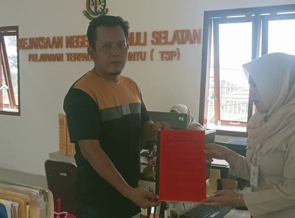 Proyek Irigasi yang dikerjakan dengan dana APBD Tapsel TA 2023 saat diadukan Korwil Tabagsel LSM Gerakan Anti Korupsi Indonesia ke Kejari Tapsel. Selasa (4/6-24). Foto : BP/Ist