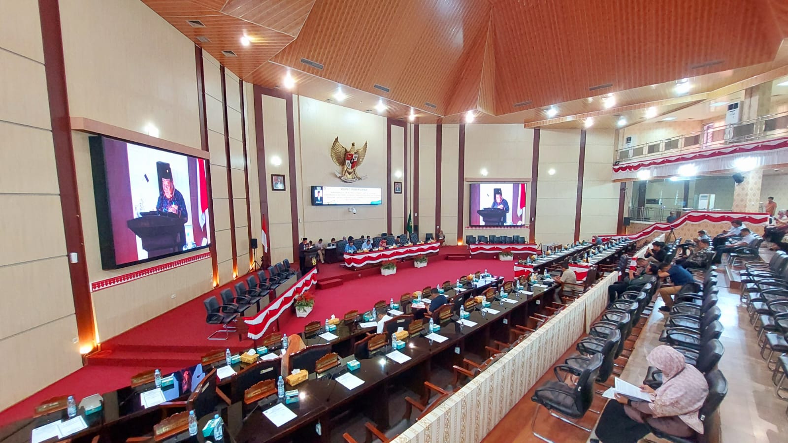 Sidang Pariipurna di Gedung DPRD Medan. BP/erwan