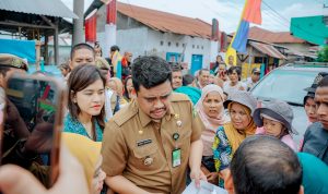 Wali Kota Medan Bobby Nasution saat berada di tengah warga Secanang Belawan. BP/erwan