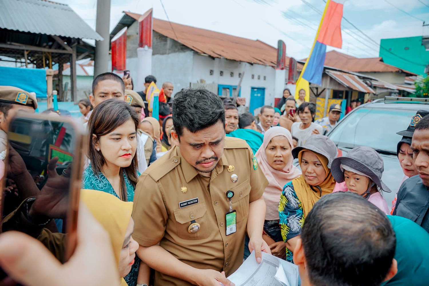 Wali Kota Medan Bobby Nasution saat berada di tengah warga Secanang Belawan. BP/erwan