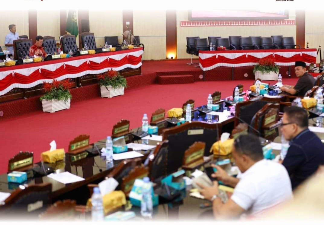 Hendra, DS saat menyampaikan pandangan umum Fraksinya di Gedung DPRD Medan, Selasa (4/6) 2024).BP/erwan