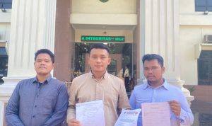 tim kuasa hukum Jenti bernama Paul J Tambunan SH MH usai mengantarkan surat ke PT Medan.(Istimewa).