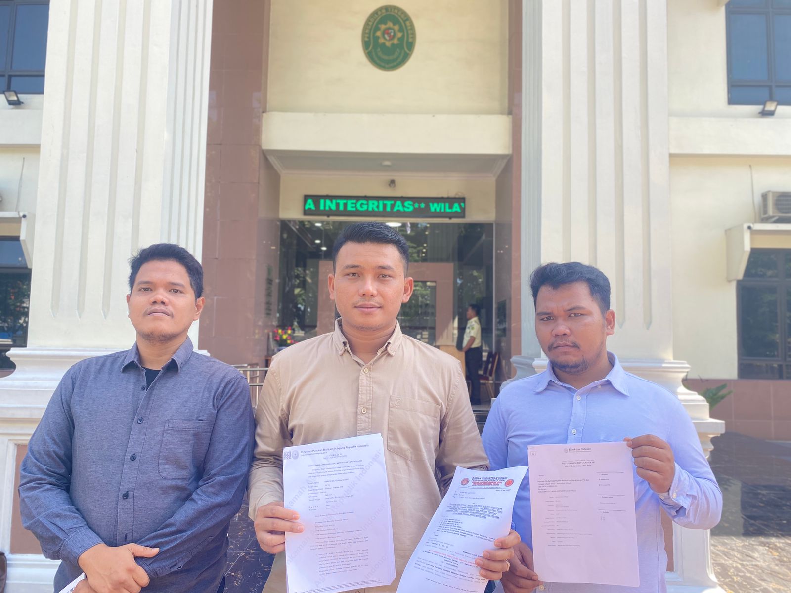 tim kuasa hukum Jenti bernama Paul J Tambunan SH MH usai mengantarkan surat ke PT Medan.(Istimewa).