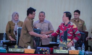 Wali Kota Medan Bobby Nasution dan Ketua DPRD Medan Hasyim saat berjabatan tangan di Gedung DPRD Medan. BP) erwan