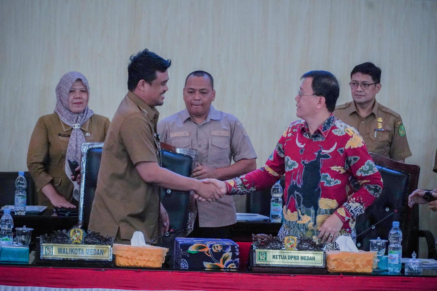 Wali Kota Medan Bobby Nasution dan Ketua DPRD Medan Hasyim saat berjabatan tangan di Gedung DPRD Medan. BP) erwan