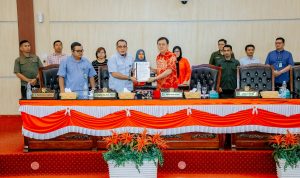 Wakil Walikota Medan Aulia Rachman bersama Ketua DPRD Medan Hasyim foto bersama seusai Pemandangan Umum LPJ APBD Tahun 2023 di Gedung DPRD Medan. BP/erwan