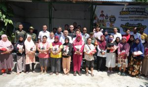 Warga Belawan saat menerima bantuan sebanyak 2000 karung beras. BP/erwan