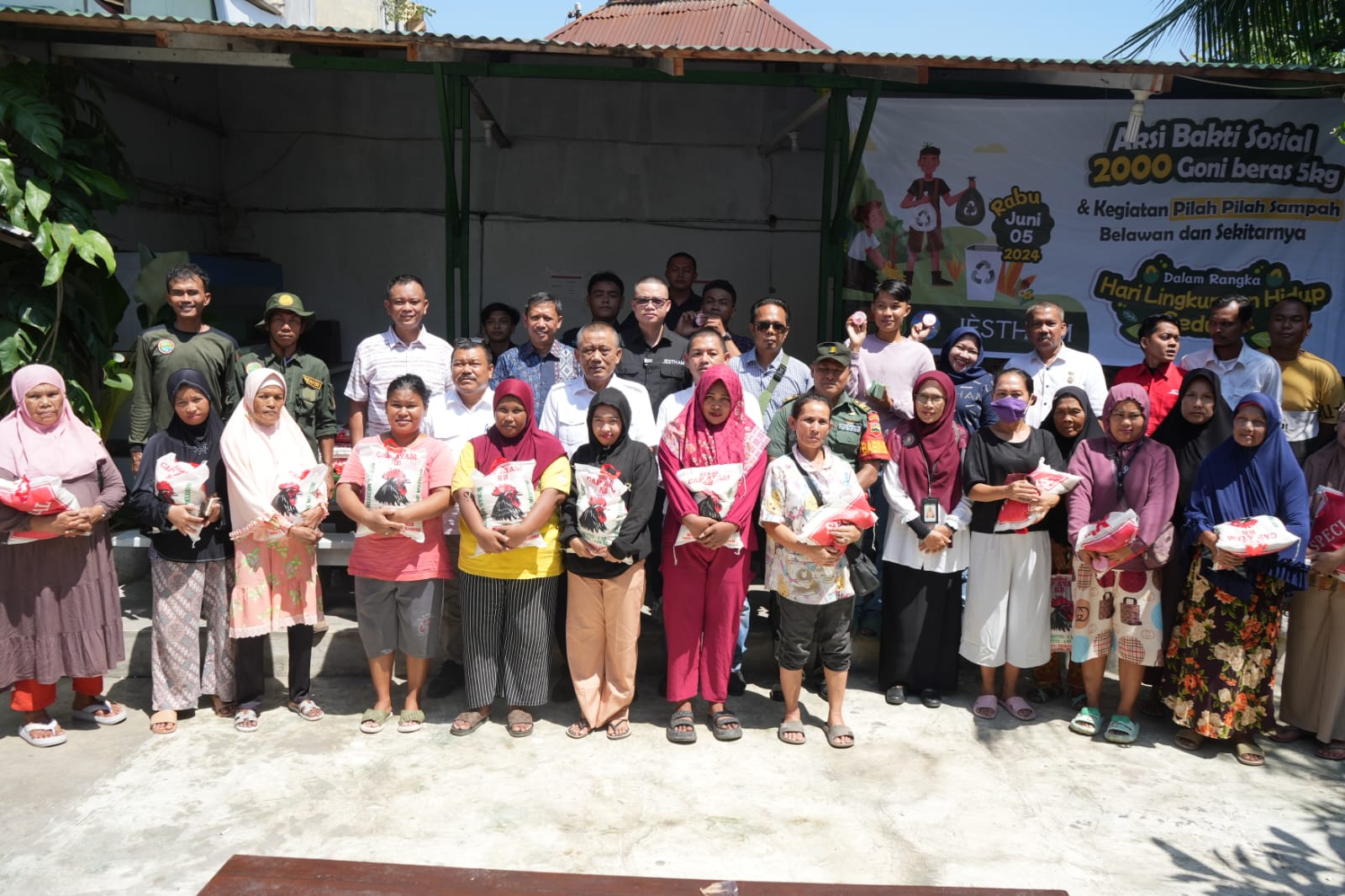 Warga Belawan saat menerima bantuan sebanyak 2000 karung beras. BP/erwan