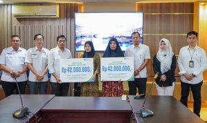 Asisten Umum Ferry Ichsan foto bersama saat nenerima kunjungan tim kajian Sistemik Ombudsman. BP/erwan