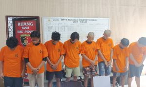 Pelaku yang diamankan petugas kepolisian.(Istimewa).