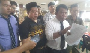 Kuasa Hukum PT. GKKS Daniel Ompusunggu (baju putih) didampingi Direktur PT GKKS Efendi Ginting dan Manager Dikson Simarmata (paling kanan) saat memberikan keterangan kepada wartawan di Lantai I Gedung Pasar Petisah Tahap II. BP/erwan