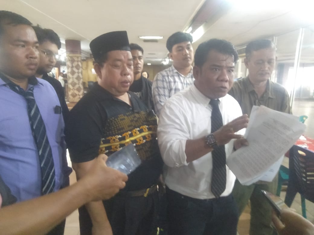 Kuasa Hukum PT. GKKS Daniel Ompusunggu (baju putih) didampingi Direktur PT GKKS Efendi Ginting dan Manager Dikson Simarmata (paling kanan) saat memberikan keterangan kepada wartawan di Lantai I Gedung Pasar Petisah Tahap II. BP/erwan