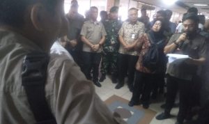 Kabag Hukum/Humas PUD Pasar Medan Fachrul Rauzi saat membacakan risalah terkait eksekusi Gedung Pasar Petisah Tahap II. BP/erwan