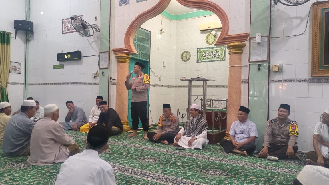 Kepolisian ketika menggelar Jumat curhat.(Istimewa)