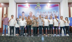 Kadis Koperasi dan UKM Perindag Medan Benny Iskandar diwakili Sekretaris Erwin Saleh saat foto bersama. BP/erwan