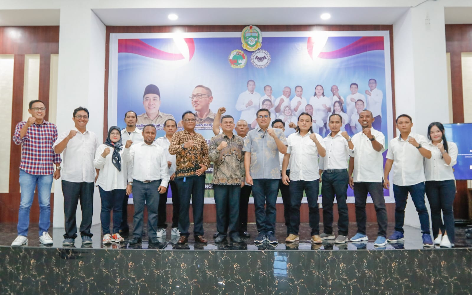Kadis Koperasi dan UKM Perindag Medan Benny Iskandar diwakili Sekretaris Erwin Saleh saat foto bersama. BP/erwan