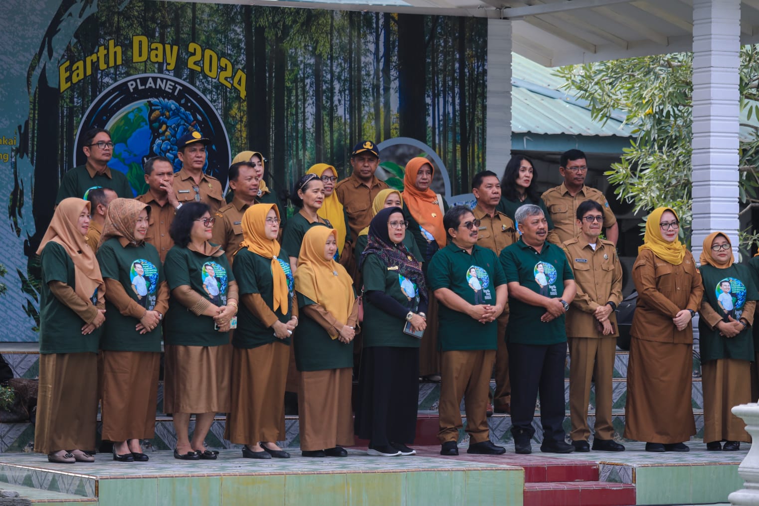 Kadis Lingkungan Hidup M. Husni foto bersama saat Apel Hari Bumi 2024 .BP/erwan