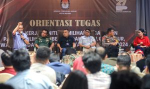 Kepala Kesbangpol Andi Mario saat memberikan sambutan pada acara orientasi tugas PKK di Hotel Grand City Hall, Selasa (11/6/2024). BP/erwan