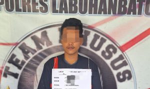 Pelaku ketika diamankan petugas kepolisian.(Istimewa).