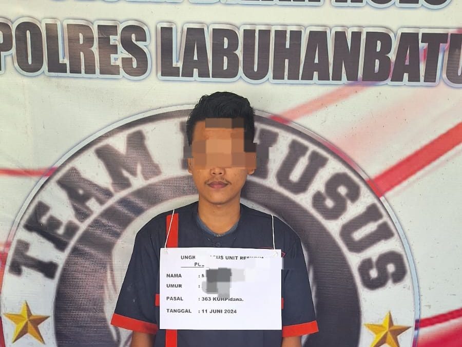 Pelaku ketika diamankan petugas kepolisian.(Istimewa).