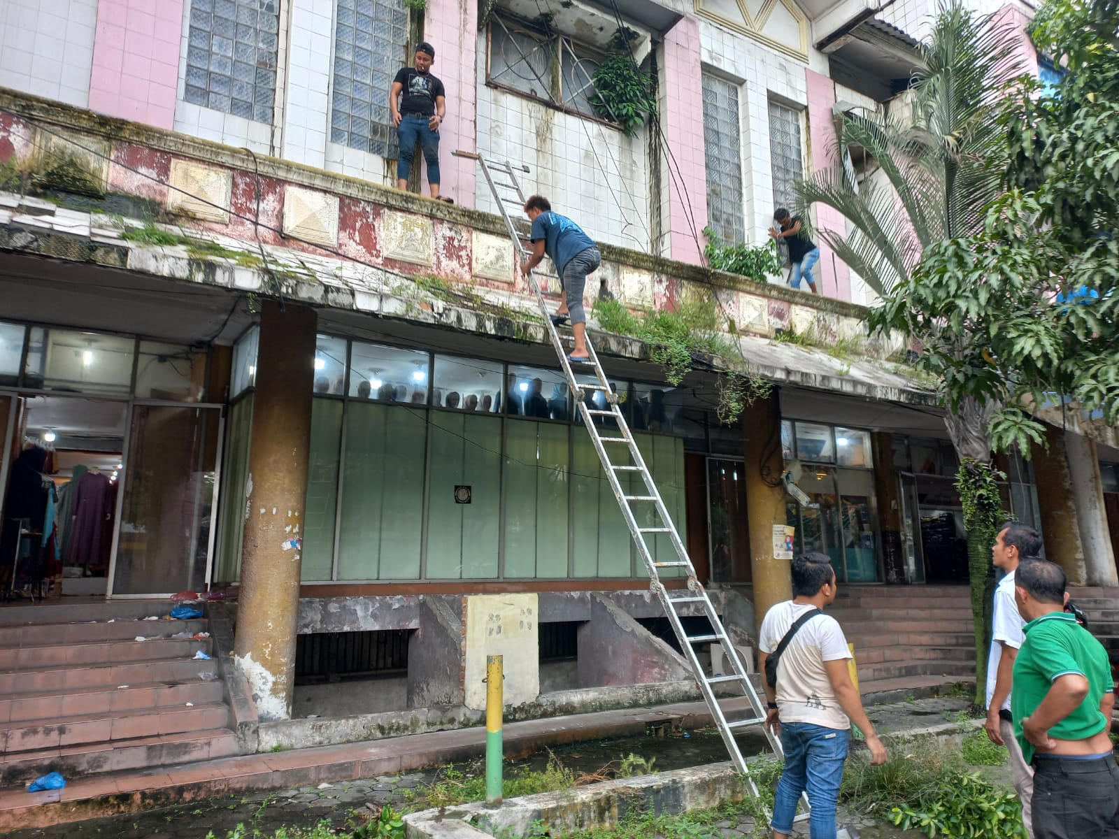 Gotong royong (gotroy) Pembersihan Pasar Petisah Tahap II Pasca Pengalihan ke Penko Medan melalui PUD Pasar Kota Medan. BP/erwan