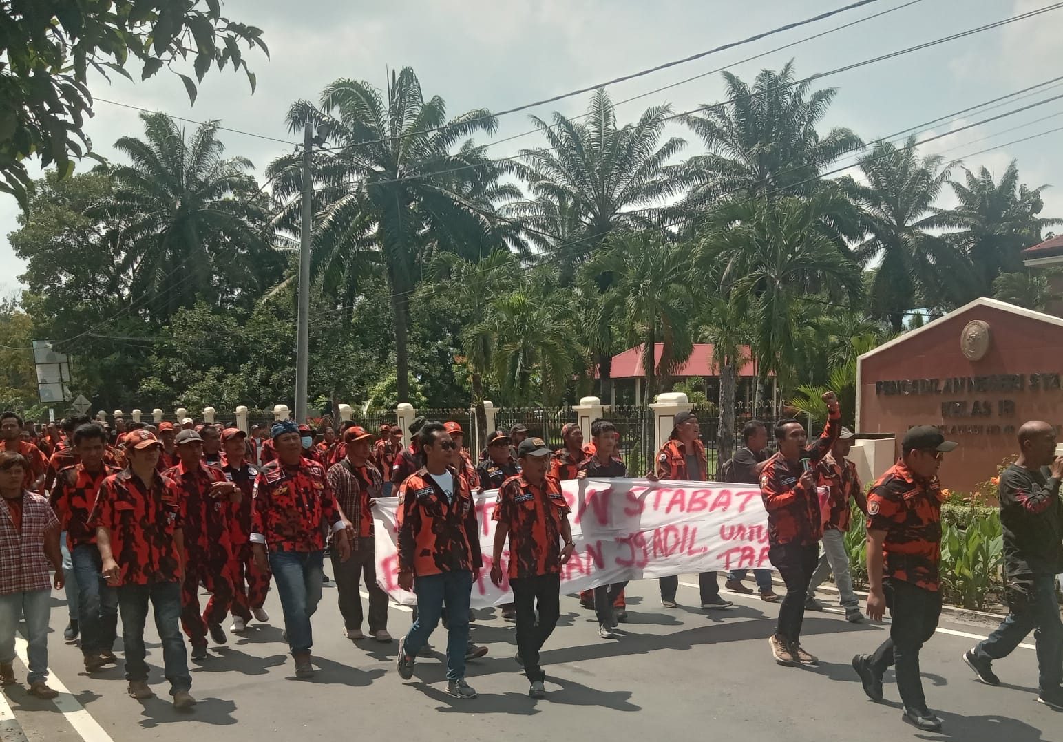 Ratusan Kader Pemuda Pancasila Unjuk Rasa di PN Stabat. Photo: Sangkot Sihotang