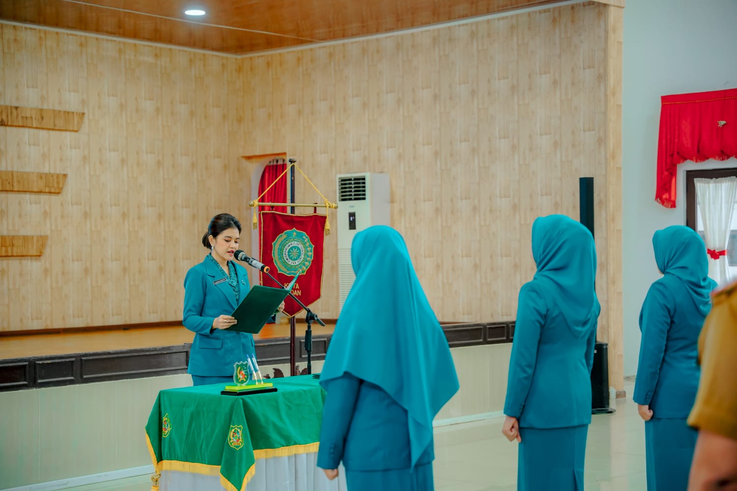 Ketua TP PKK Medan Kahyang Ayu saat melantik 5 Ketua TP PKK dan Bunda PAUD Kecamatan. BP/erwan