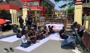Guru honorer ketika melakukan demonstrasi di depan Markas Polda Sumut beberapa hari yang lalu.(Istimewa).